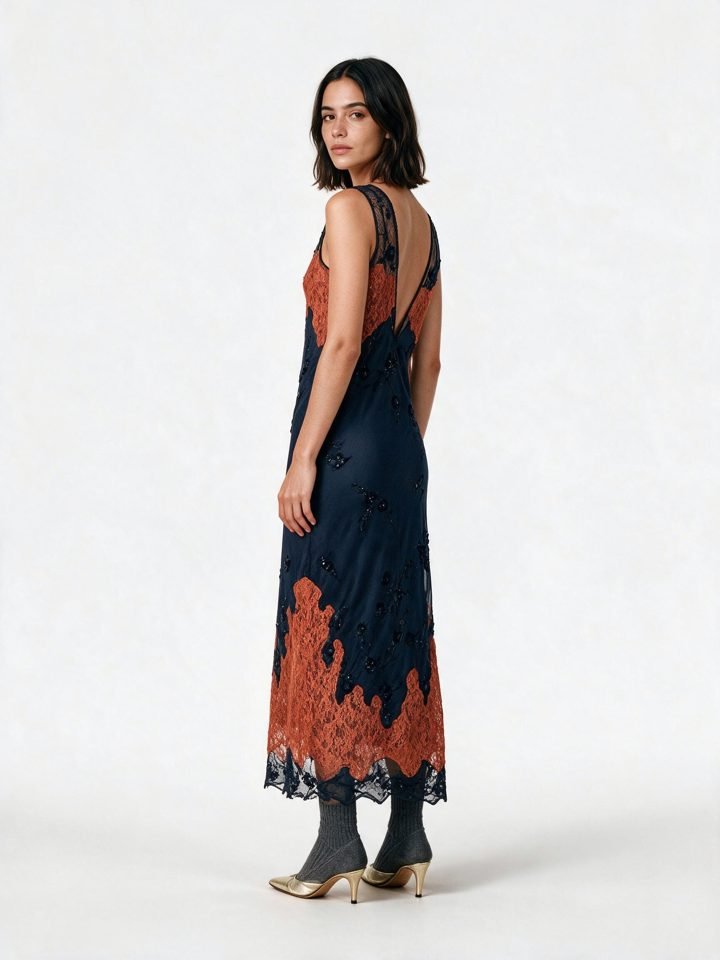 Joana com vestido de tule azul-marinho e renda cor de ferrugem